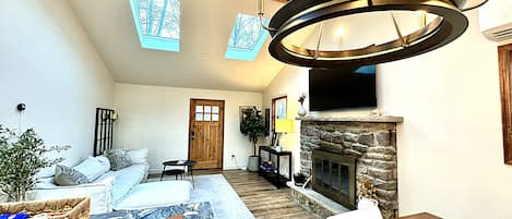 TV connectée, cheminée, espaces bureaux