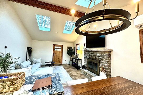 TV connectée, cheminée, espaces bureaux