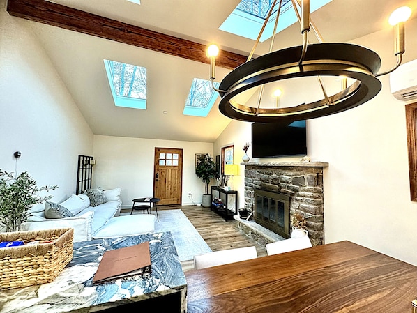 スマートテレビ、暖炉、書斎 / ワークスペース