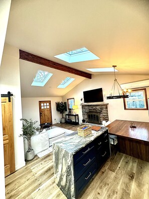 Smart-TV, Kamin, Arbeitsbereiche