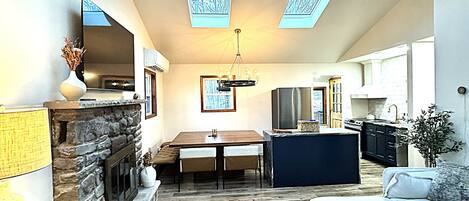 Smart-TV, Kamin, Arbeitsbereiche
