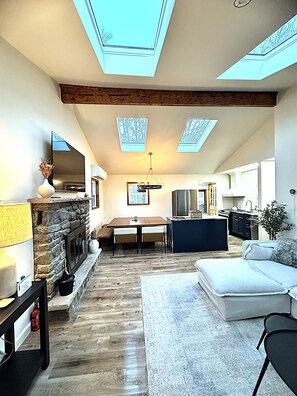 スマートテレビ、暖炉、書斎 / ワークスペース