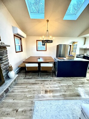 Dining - Cozy Poconos Cabin Fire place Grill Retro gaming Room Tranquil Work Station (Big Bass Lake)