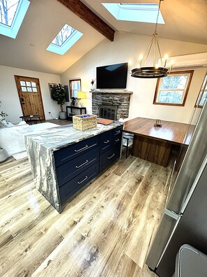 2 bedrooms, free WiFi, bed sheets - Cozy Poconos Cabin Fire place Grill Retro gaming Room Tranquil Work Station (Big Bass Lake)