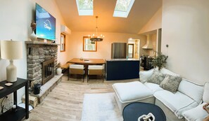 スマートテレビ、暖炉、書斎 / ワークスペース