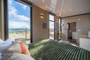 1 bedroom, bed sheets - Whitestone Retreat 1 by Tiny Away (Hillside)