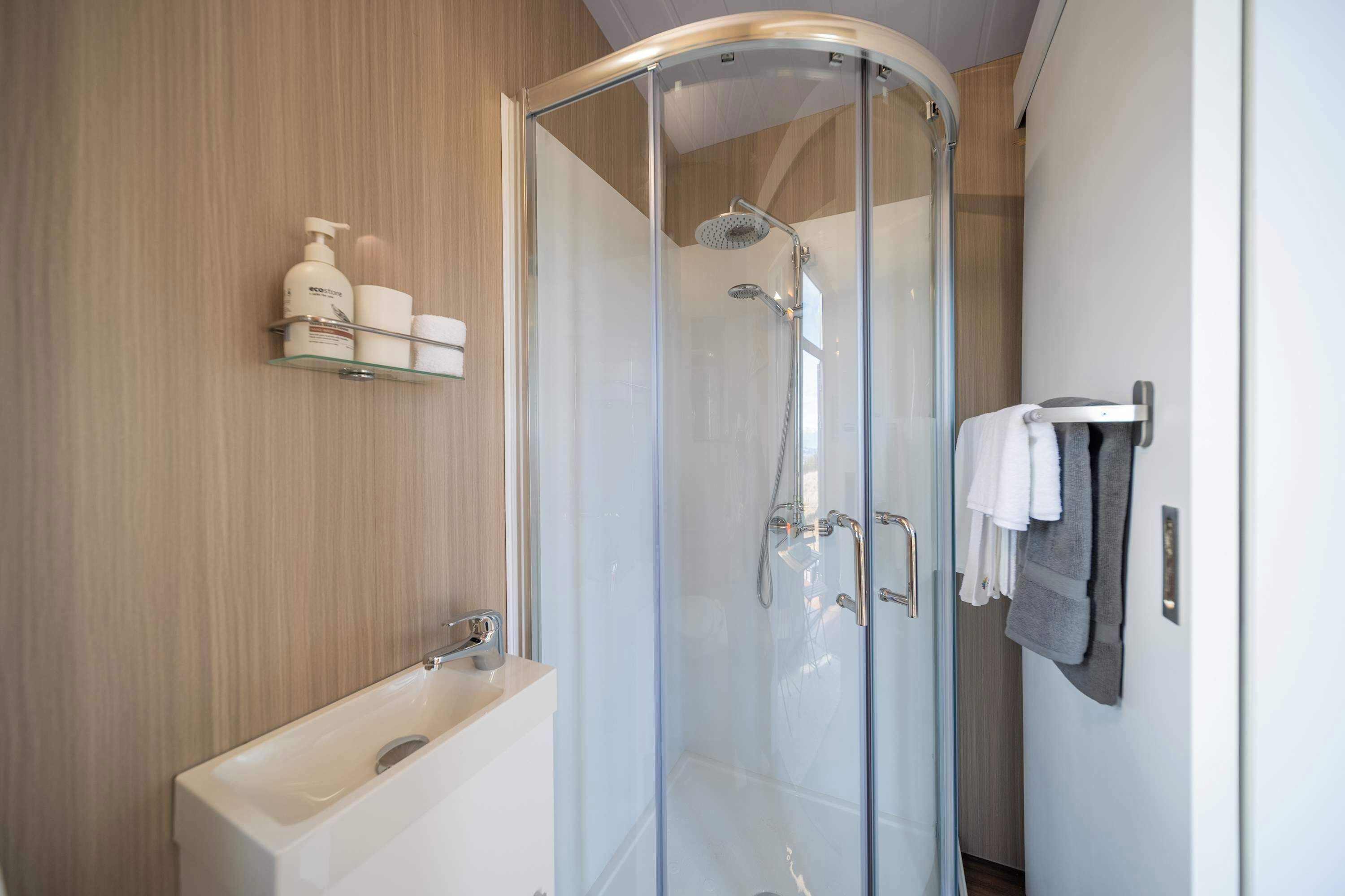 Een douche, een haardroger, handdoeken