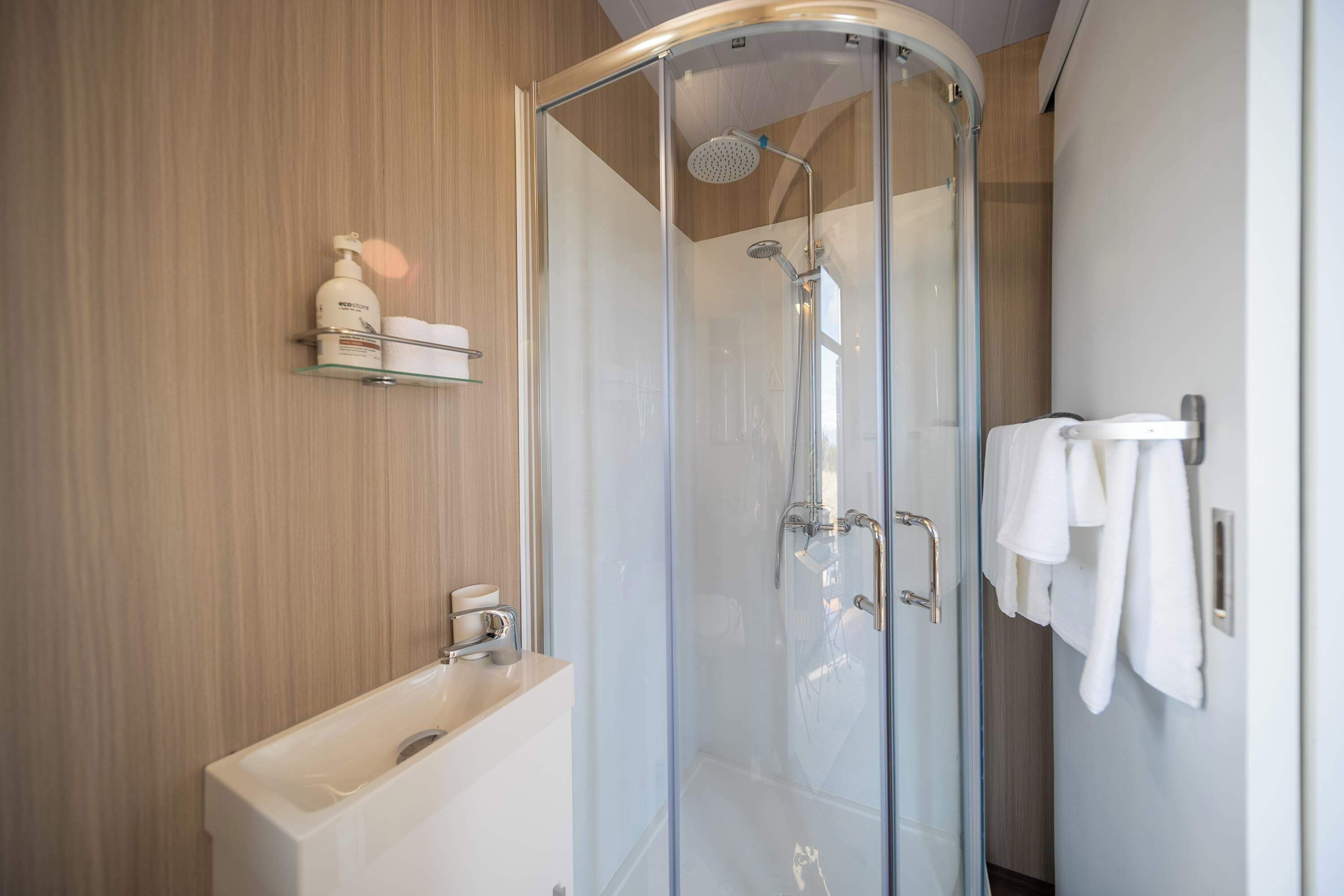 Dusche, Haartrockner, Handtücher