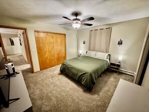 2 bedrooms, iron/ironing board, WiFi, bed sheets - Arctic Sky Loft (Fairbanks)