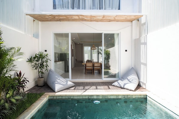 Una piscina al aire libre