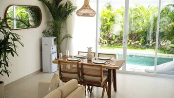 Deluxe Villa, Pool View | Living area