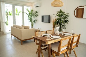 Villa Deluxe - utsikt mot poolen | Matservice på rummet