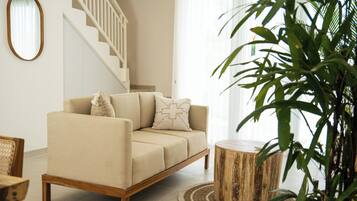 Deluxe Villa, Pool View | Living area