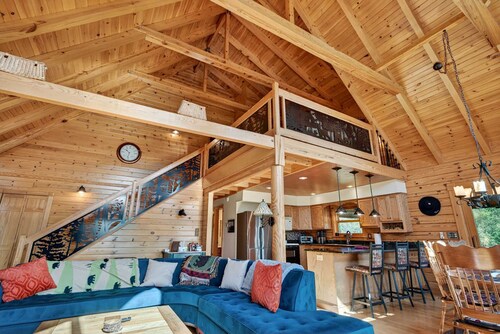 Mountain Escape on 6 acres w Hot Tub & Privacy