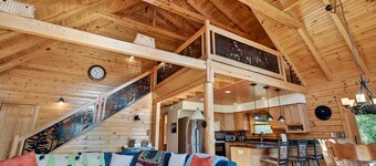 Mountain Escape on 6 acres w Hot Tub & Privacy