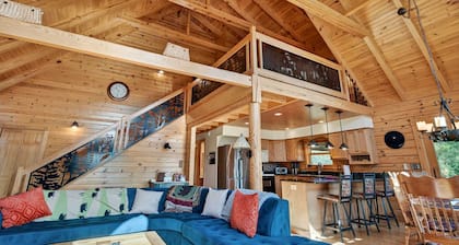 Mountain Escape on 6 acres w Hot Tub & Privacy