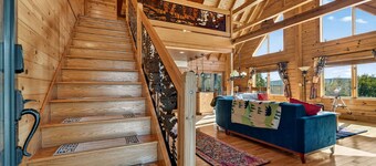 Mountain Escape on 6 acres w Hot Tub & Privacy