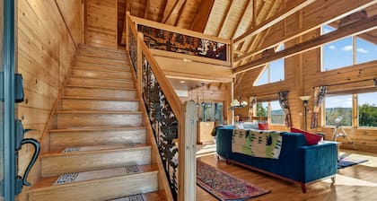 Mountain Escape on 6 acres w Hot Tub & Privacy