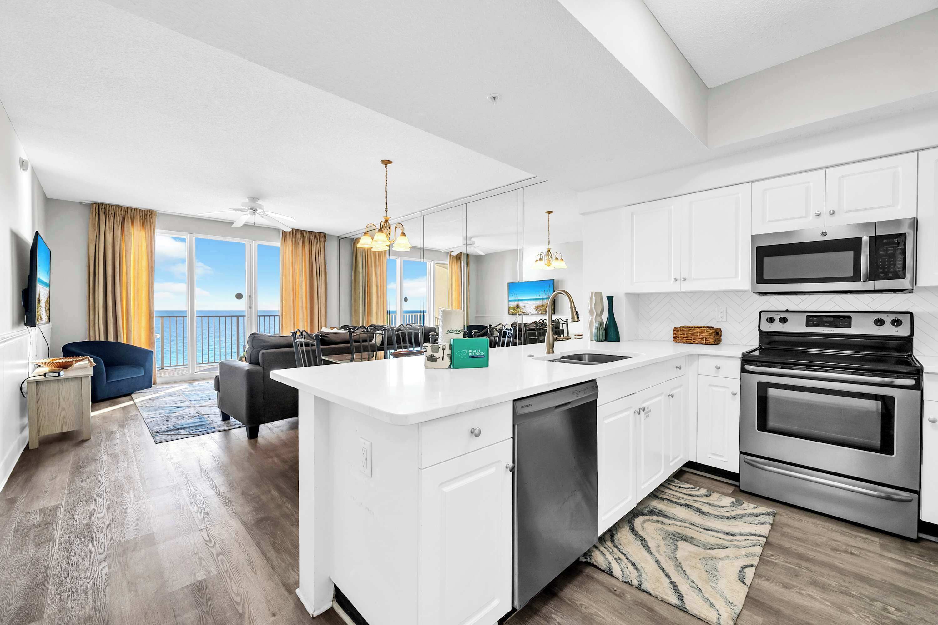 Kylskåp, mikrovågsugn, ugn och spishäll