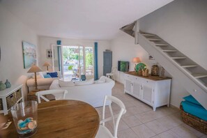 Living area - Port COGOLIN – Fisherman's house with boat mooring. (COGOLIN)