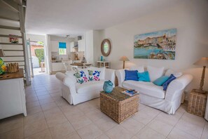 Living area - Port COGOLIN – Fisherman's house with boat mooring. (COGOLIN)