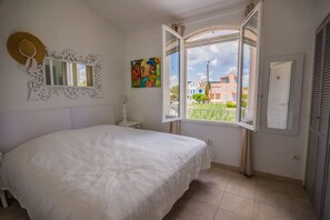 2 bedrooms, free WiFi - Port COGOLIN – Fisherman's house with boat mooring. (COGOLIN)