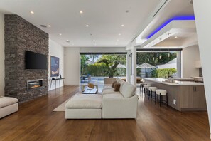 Smart TV, fireplace