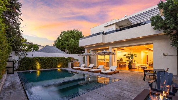 A modern house with a swimming pool, outdoor seating, and a fire pit. - West Hollywood Haven: Pool, Chef’s Kitchen & More (Los Angeles)