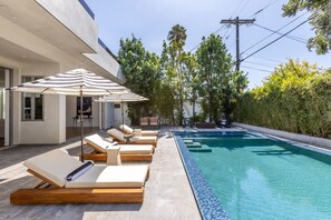 Unclassified image, 3 of 82, button