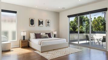 5 bedrooms, desk, iron/ironing board, travel crib