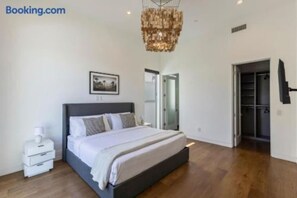 5 bedrooms, desk, iron/ironing board, free WiFi