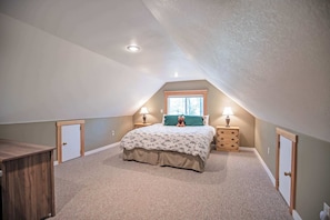 4 bedrooms, iron/ironing board, travel cot, WiFi