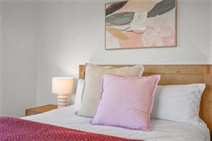 3 bedrooms, iron/ironing board, free WiFi, bed sheets - Beach Retreat on Demco (Broome)