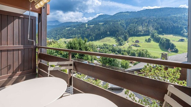 A balcony with a view of a green valley and mountains. - Champel A : Appartement lumineux, panorama alpin (LE GRAND BORNAND)
