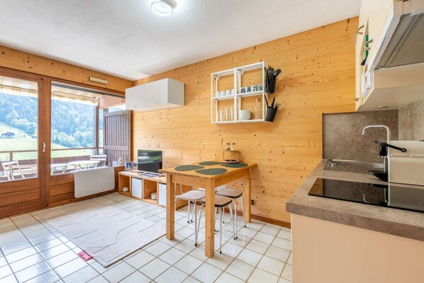 ثلاجة، ميكروويف، محمصة خبز، مستلزمات طهي/أطباق/أوعية