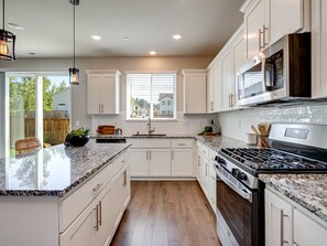 Microondas, horno, placa de cocina, lavavajillas