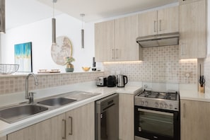 Apartment | 2 bedrooms - Elegant Palm Retreat w Iconic Sea Marina Vws (Dubai)