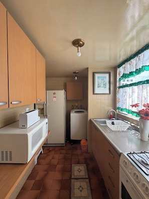 Wasserkocher mit Kaffee-/Teezubehör, Kühlschrank, Mikrowelle, Ofen