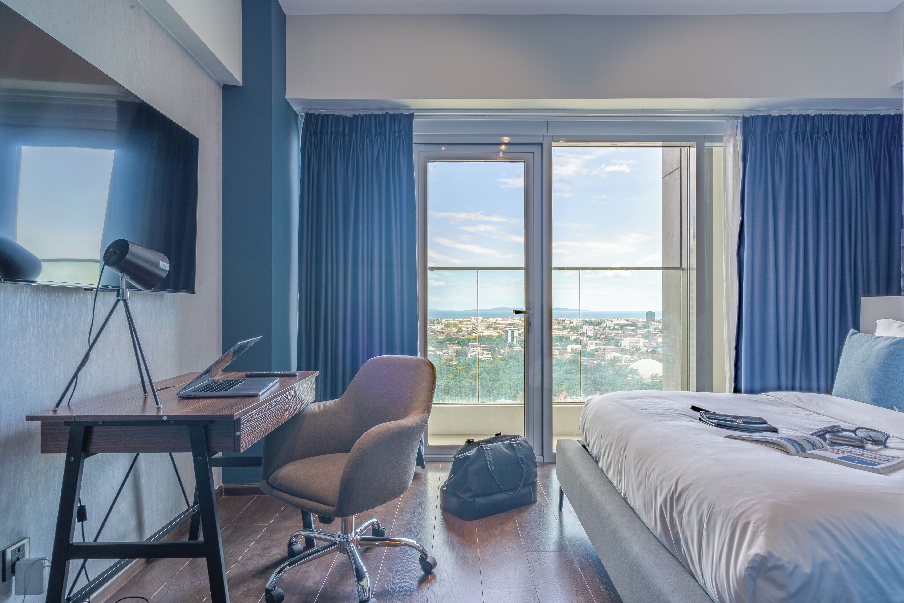 Deluxe Apartment, 1 Queen Bed with Sofa bed, Kitchen, Ocean View | Individually decorated, individually furnished, desk, laptop workspace