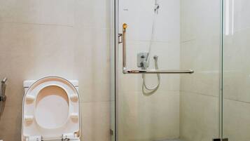 Deluxe Apartment, 1 Queen Bed with Sofa bed, Balcony, City View | Bathroom | Combined shower/tub, free toiletries, hair dryer, bidet