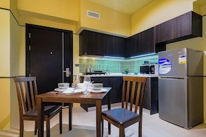 In-room dining - Aeon Towers Private Residential Apartments I Next to Abreeza Ayala Malls I Prime Location l Fast Wifi l Free Pool I Managed by Bleuspace (Davao)