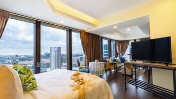 Deluxe Apartment, 2 Bedrooms, Kitchen, Ocean View | Dihias secara berasingan, dilengkapkan perabot secara berasingan, meja