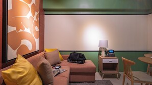 Apartemen Deluks, 1 Tempat Tidur Queen dengan tempat tidur Sofa, balkon, pemandangan kota | Area keluarga