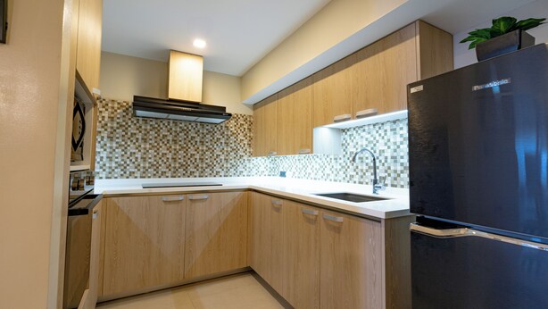 Apartemen Deluks, 2 kamar tidur, balkon, pemandangan samudra | Dapur pribadi | Lemari es dan microwave