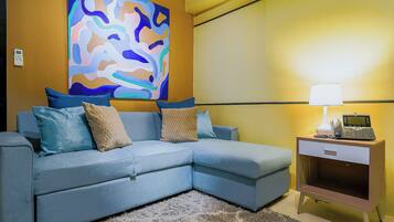 Apartemen Deluks, 1 Tempat Tidur Queen dengan tempat tidur Sofa, balkon, pemandangan kota | Area keluarga