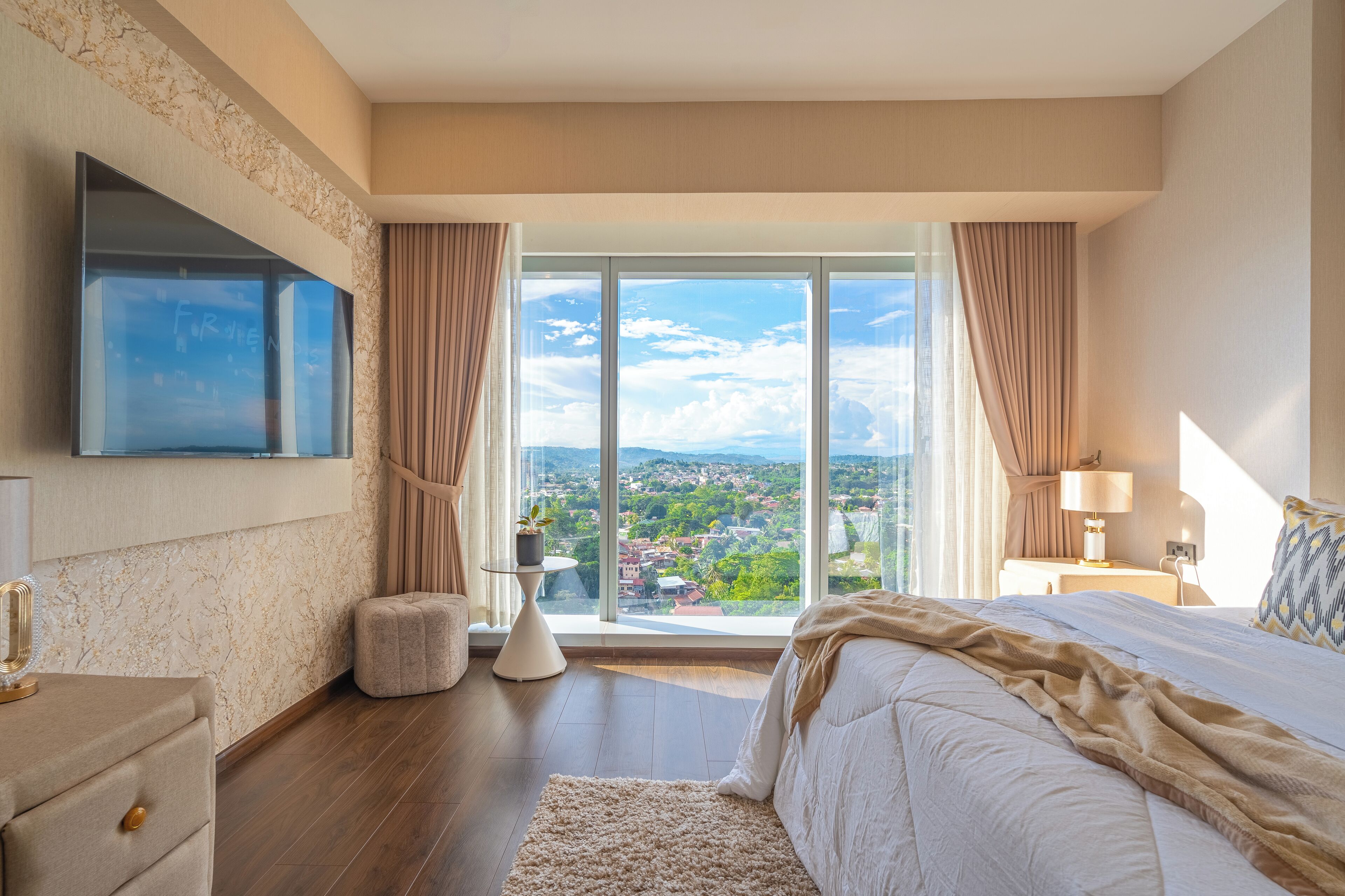 Deluxe Apartment, 1 King Bed with Sofa bed, Kitchen, City View | Individually decorated, individually furnished, desk, laptop workspace