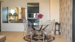 Apartemen Deluks, 1 kamar tidur, bathtub, pemandangan samudra | Makan di kamar