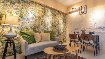 Deluxe Apartment, 1 Queen Bed with Sofa bed, Kitchen, City View | Living area