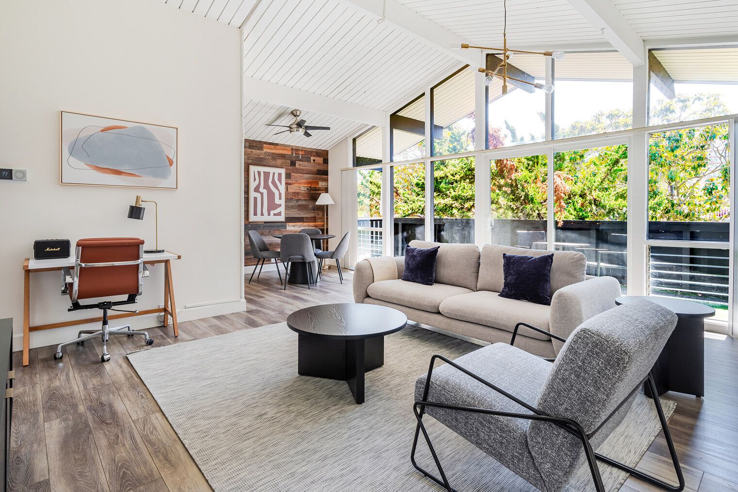 Een televisie en een stereo