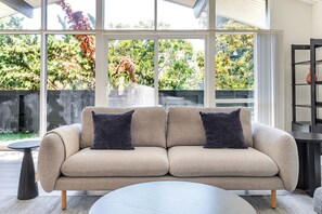 TV, stereo - Blueground | Crescent Park, view, nr Stanford (Palo Alto)